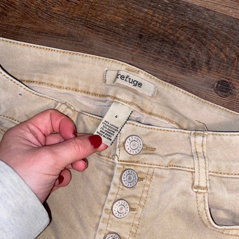 Cute khaki high waisted shorts!